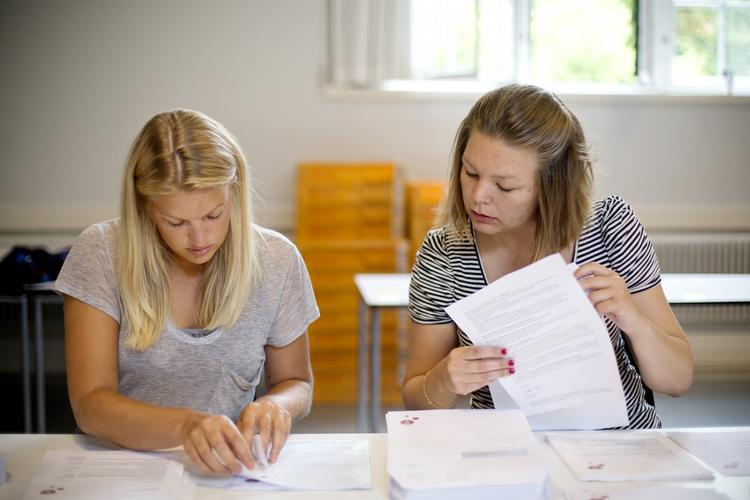 viden. Medarbjedere hos Københavns Universitet pakker breve til de tusindvis af borgere, som har fået en studieplads på den gamle uddannelsesinstitution. 