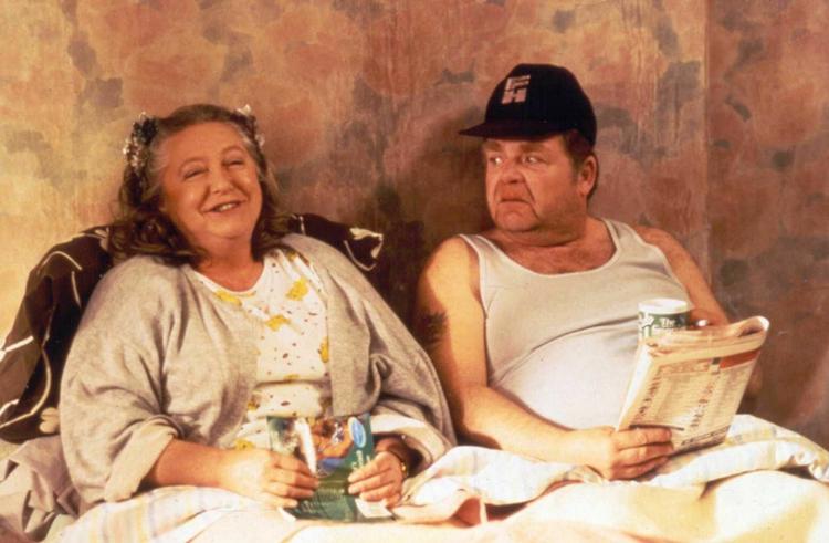 Død. Den britiske skuespiller Geoffrey Hughes sov stille ind fredag nat efter en lang kamp mod kræft. Herhjemme er han bedst kendt som 'Onslow' fra tv-serien 'Fint Skal Det Være'. 
