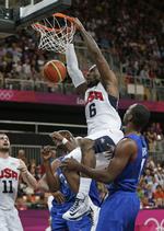 DUNK. Lebron James foldede sig kun sjældent ud mod sine underlegne franske modstandere. 