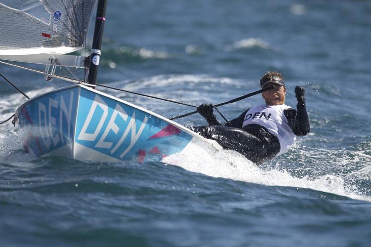 Vinder. Med knyttet næve fejrer Jonas Høgh-Christensen sejren i anden sejlads i Weymouth. 