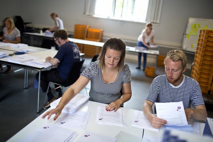 uddannelse. Københavns Universitet på afvise 15 procent af ansøgningerne til en studieplads. På billedet sendes breve ud til de heldige, der er kommet ind. 