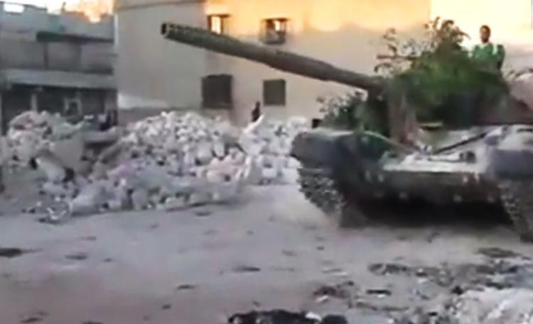 fronten. Dette billede er angiveligt taget i sidste uge i Aleppo. Det viser - igen angiveligt - syriske oprørere, som har erobret en af hærens kampvogne. 