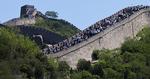 PROPPET. Turisterne maser sig afsted på Den Kinesiske Mur, men trods horderne er den alligevel så særlig, at den er et besøg værd. 