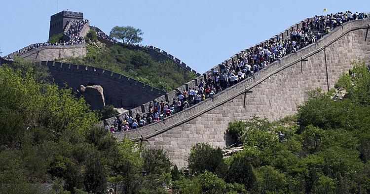 PROPPET. Turisterne maser sig afsted på Den Kinesiske Mur, men trods horderne er den alligevel så særlig, at den er et besøg værd. 