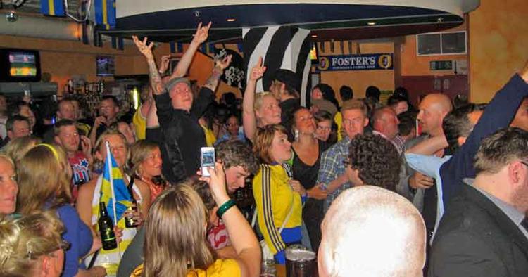 HOLDÅND. Stemningen er i top på Woolshed Baa &amp; Grill i Dublin. 