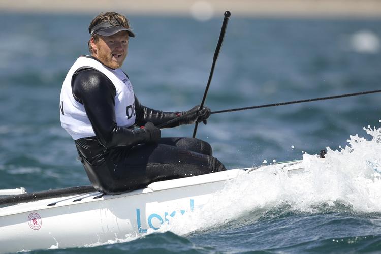 Tilfreds. Med en forrygende dag på vandet gjorde Jonas Høgh-Christensen rent bord og sendte briternes største guldhåb i sejlsport ned på andenpladsen. 