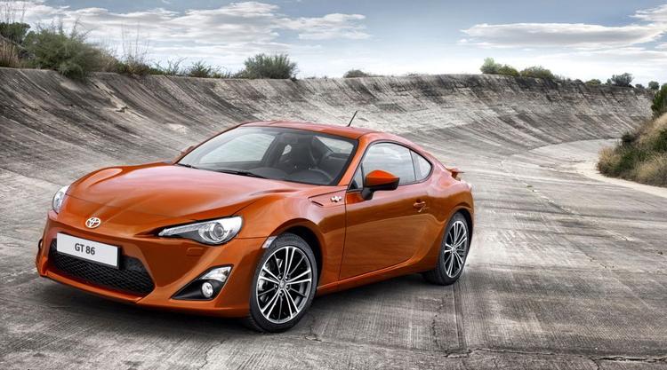 Kompakt. Toyota GT 86  måler 423 cm og er bedst til to  personer. To børn kan dog klemmes ind på bagsædet. 
