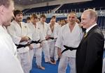 Putin. Hvad tænker brydere som Abdusalam Gadisov og Dshamal Otarsultanov, når de stiller op til tvekamp under det russiske flag ved OL i London, spørger Jarlner. Her ses Putin med brydere ved en tidligere lejlighed. 