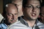 reddet. Traian Basescu fotograferet i går, hvor rumænerne gik til valg. Heldigvis for ham deltog under halvdelen i valget, og derfor kan han ikke afsættes. 