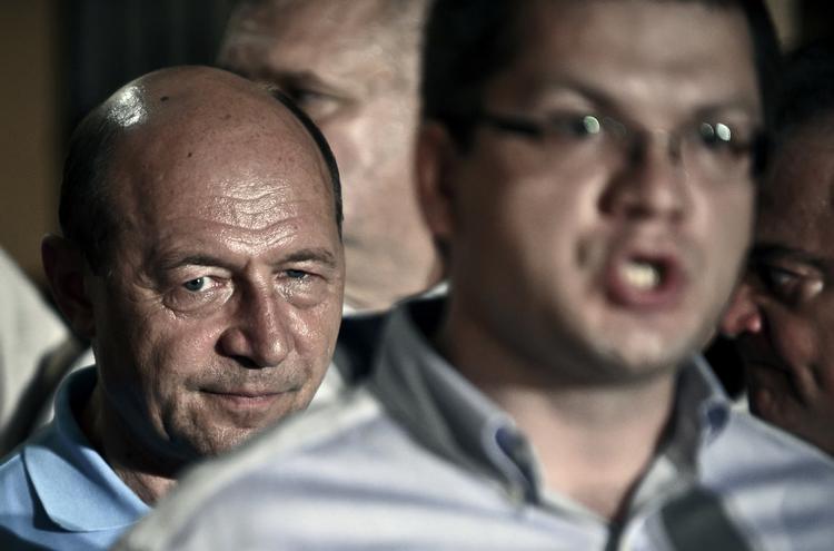 reddet. Traian Basescu fotograferet i går, hvor rumænerne gik til valg. Heldigvis for ham deltog under halvdelen i valget, og derfor kan han ikke afsættes. 