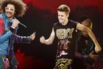 Pop. LMFAO og Justin Bieber på scenen ved American Music Awards Show sidste år. 