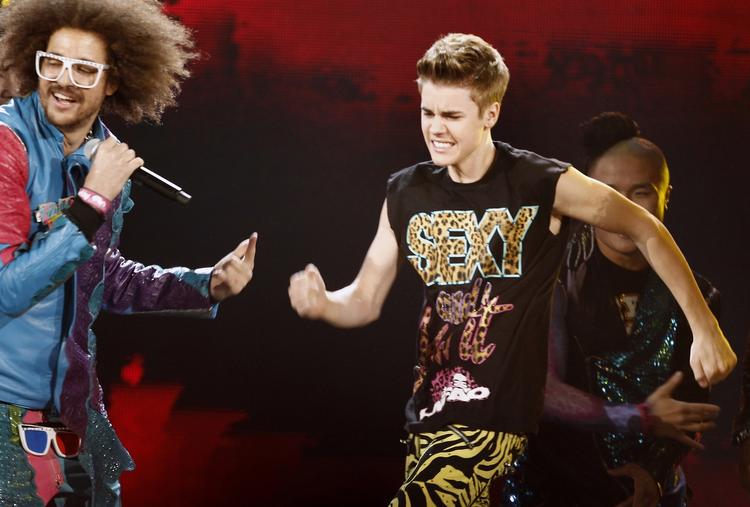 Pop. LMFAO og Justin Bieber på scenen ved American Music Awards Show sidste år. 