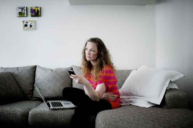 Sådan. Sine Barrett-Madsen er rutineret rabatjæger og mestrer både at forhandle prisen ned og at få butikkerne til at lægge tilbehør oveni. iPhonen fik hun forhandlet 670 kr. ned, og til computeren fik hun sleeven med gratis. 