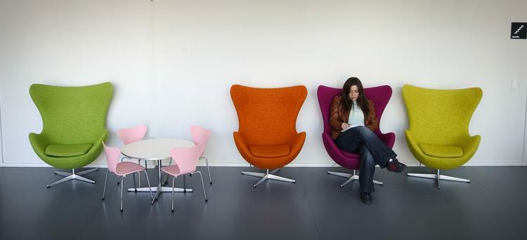 MØBELPRODUKTION. Fabrikken bag bl.a. Arne Jacobsens klassiske stole lukker nu produktionen i Danmark. 