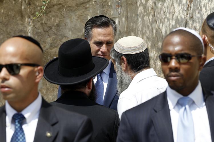BESØG. Mitt Romney var omgivet af livvagter under sit besøg i Israel, hvor han erklærede sin støtte til at lade Jerusalem være landets hovedstad. 