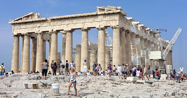 FYLDT. Selv om turisterne myldrer rundt i Akropolis i Grækenland, så mener Politikens læsere, at attraktionen alligevel er et besøg værd. 