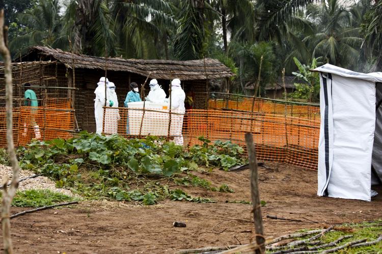 Ebola. Sygdommen er stærkt smitsom og kræver at sundhedspersonale beskytter sig grundigt. Billedet er ikke fra det konkrete udbrud i Uganda, men fra en epidemi i Congo i 2009, som blandt andet en dansker fra Læger uden Grænser var med til at bekæmpe. 