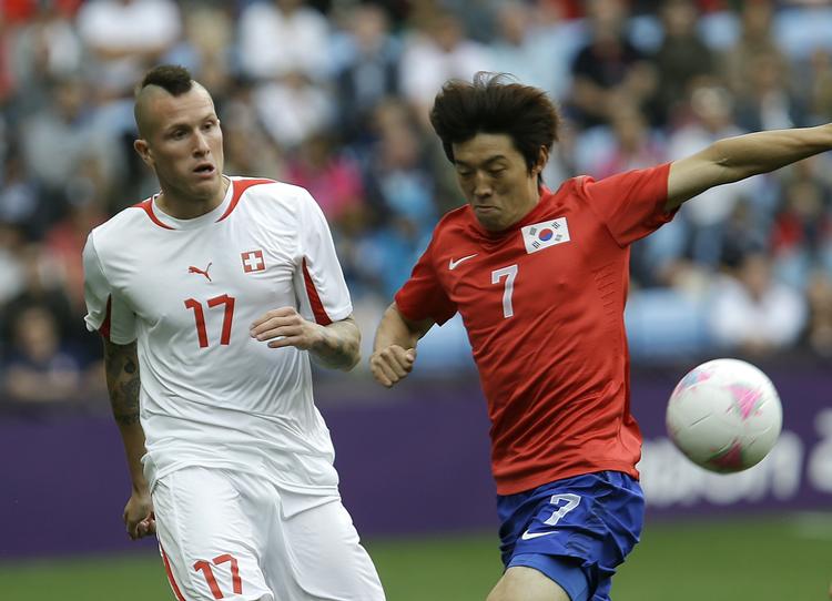 VRED. Michel Morganella var frustreret efter Schweiz nederlag til Sydkorea i går. Nu kommer han til at betale for sine ytringer. 