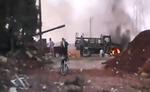 kamphandlinger. Skærmbillede fra en amatørvideo, der ifølge det oplyste viser oprørssoldater godt 15 kilometer uden for Aleppo, der er øjeblikkets strategiske brændpunkt i konflikten. 