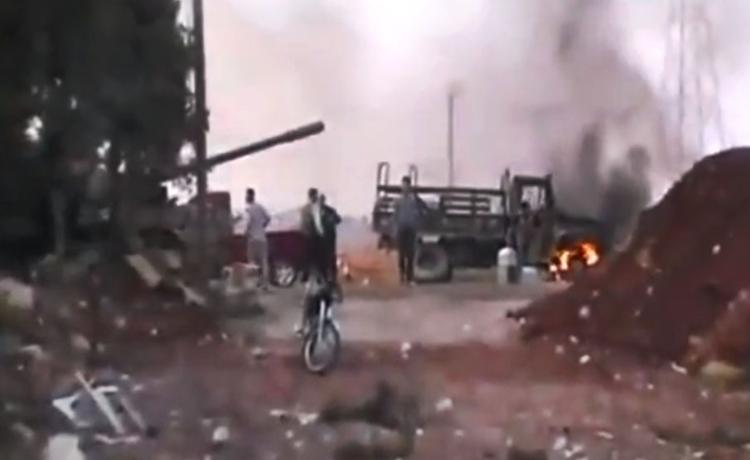 kamphandlinger. Skærmbillede fra en amatørvideo, der ifølge det oplyste viser oprørssoldater godt 15 kilometer uden for Aleppo, der er øjeblikkets strategiske brændpunkt i konflikten. 