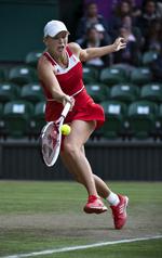 Flyvende. Caroline Wozniacki befandt sig tilsyneladende væsentligt bedre på Wimbledons græstæppe i dag, end hun gjorde forleden. 