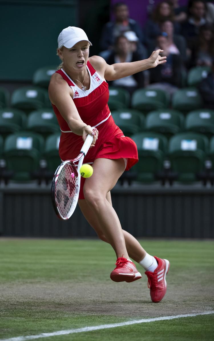 Flyvende. Caroline Wozniacki befandt sig tilsyneladende væsentligt bedre på Wimbledons græstæppe i dag, end hun gjorde forleden. 