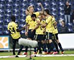 Forløsning. De pointfattige Brøndby-folk fik alle tre point mod Silkeborg. Simon Makienok (højest) scorede det ene mål og var dybt involveret i det andet i 2-1-sejren. 