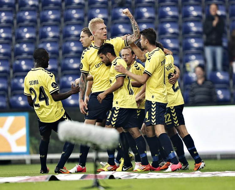 Forløsning. De pointfattige Brøndby-folk fik alle tre point mod Silkeborg. Simon Makienok (højest) scorede det ene mål og var dybt involveret i det andet i 2-1-sejren. 