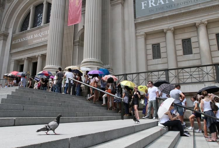 kunsttyveri. The Metropolitan Museum of Art i New York oplyser, at det har 81 genstande i samlingen erhvervet fra den mistænkte kunsthandler. 