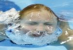 OPDAGET. Træneren havde sat næsen op efter en finale, men Ruta Meilutyte brød helt igennem vandet og vandt guld. 