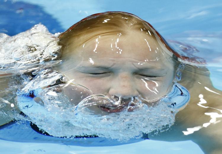 OPDAGET. Træneren havde sat næsen op efter en finale, men Ruta Meilutyte brød helt igennem vandet og vandt guld. 