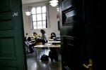 pladser. Universiteterne regner med, at omkring ti procent af de optagede falder fra. Derfor bliver der overbooket for at undgå tomme pladser, når første semester går i gang. 
