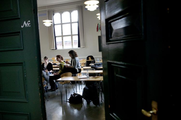 pladser. Universiteterne regner med, at omkring ti procent af de optagede falder fra. Derfor bliver der overbooket for at undgå tomme pladser, når første semester går i gang. 