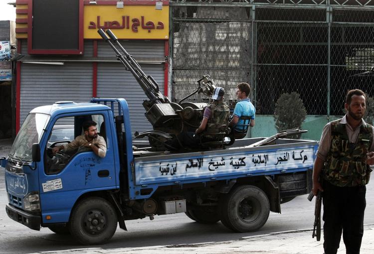 OPRØRERE. Oprørssoldater i Azaz nær Aleppo fotograferet under kampene med Assads hær. 