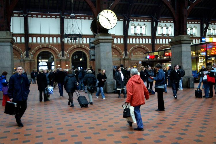 svineri. Hver dag rejser flere end 80.000 mennesker igennem Københavns Hovedbanegård. Det slider på - og sviner i - den 150 år gamle bygning. 