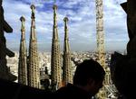 Barcelona. La Sagrada Familia-katedralen af den catalanske arkitekt Gaudi er et af de velkendte vartegn i byen. 
