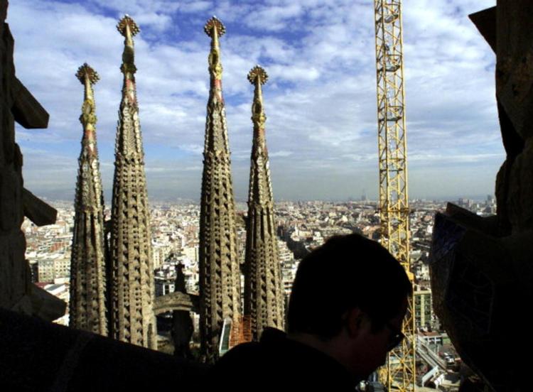 Barcelona. La Sagrada Familia-katedralen af den catalanske arkitekt Gaudi er et af de velkendte vartegn i byen. 