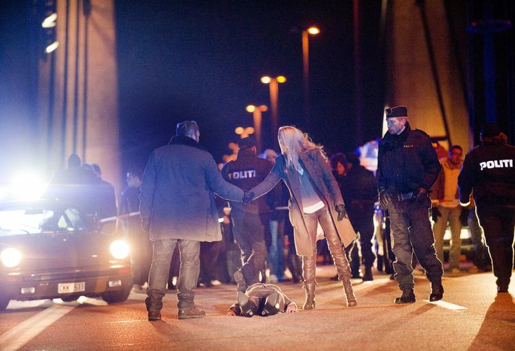 Broen. I England bliver 'Broen' til 'The Tunnel' og i USA til 'The Bridge'. 