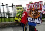 Antikrist. Meget unge medlemmer af menigheden ved Westboro Baptist Church demonstrerer uden for Det Hvide Hus med skilte, der kalder Obama for 'antikrist'. 