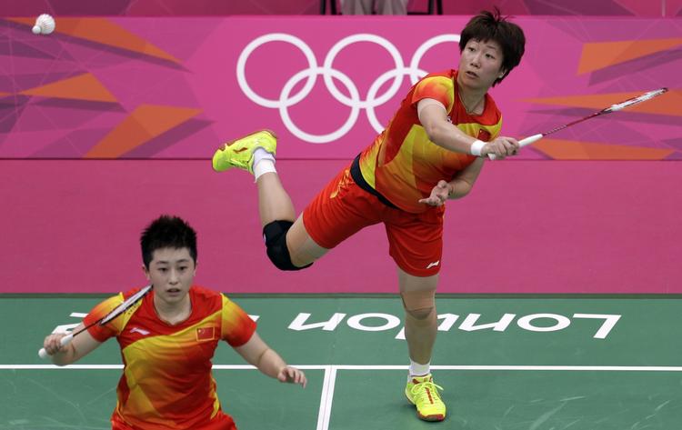 pibekoncert. Kineserne Wang Xiaoli (th) og  Yu Yang leverede ingen modstand i dagens puljefinale - og slipper belejligt for at møde deres landsmænd. 