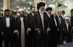 Irans øverste leder, Ayatollah Ali Khamenei, i midten, leder en bøn i Irans hovedstad, Teheran, på dette billede, som iranske myndigheder oplyser er taget i sidste uge. Det iranske præstestyre bliver nu mødt med nye sanktioner fra USA. 