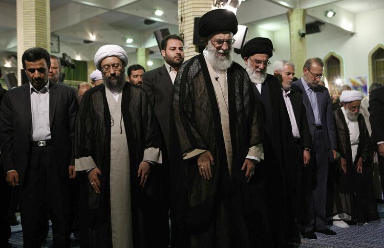 Irans øverste leder, Ayatollah Ali Khamenei, i midten, leder en bøn i Irans hovedstad, Teheran, på dette billede, som iranske myndigheder oplyser er taget i sidste uge. Det iranske præstestyre bliver nu mødt med nye sanktioner fra USA. 