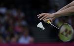 farce. De asiatiske par har stået i kø for at tabe for at undgå de stærke modstandere i badminton. Systemet med gruppe-finaler på forskellige tidspunkter virker ikke. 