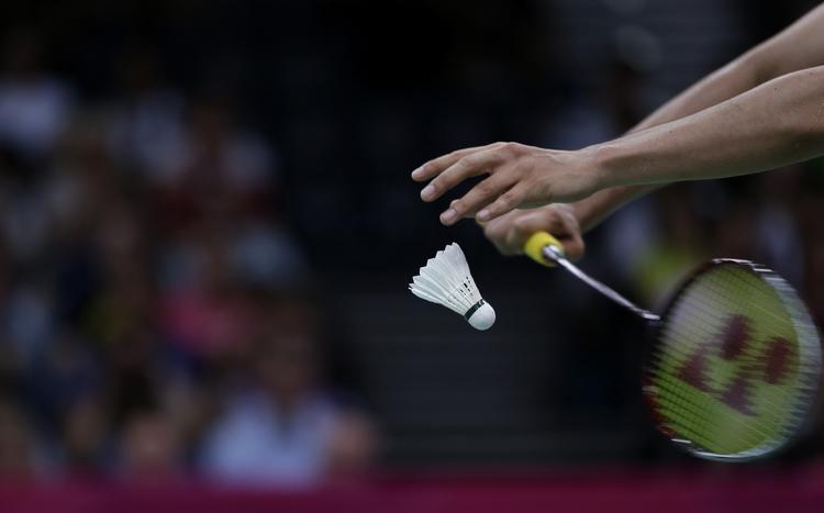 farce. De asiatiske par har stået i kø for at tabe for at undgå de stærke modstandere i badminton. Systemet med gruppe-finaler på forskellige tidspunkter virker ikke. 