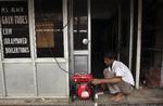 energisk. Kæmpebyen New Dehli var ramt af strømnedbruddet i går. Blandt andet holdt 400 metrotog stille. 