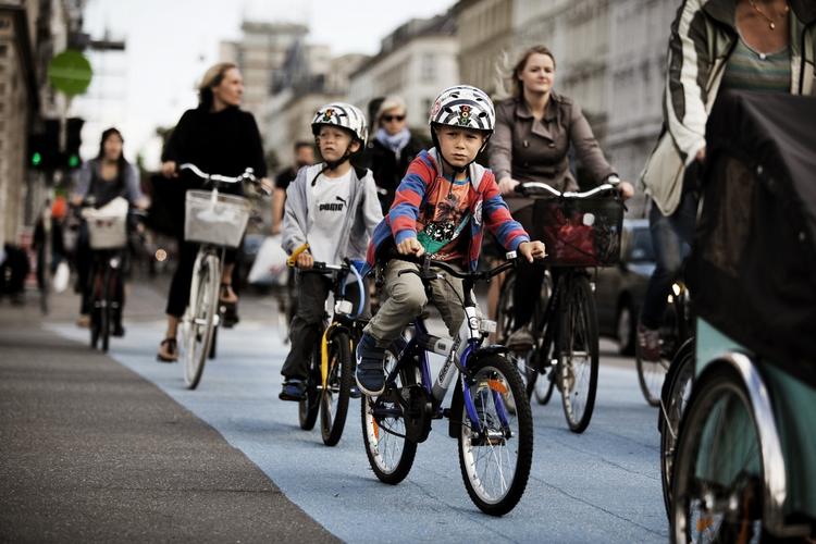 Frivillighed. Ifølge forskning kan lovkrav om obligatorisk brug af cykelhjelme stikke en kæp i hjulet for folkesundheden. Foto: Lærke Posselt. 