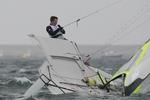 Vandgang. Den britiske 49'er-besætning måtte en tur i baljen, da rorsmand Stevie Morrison ikke fik sin fod i fodstroppen. 