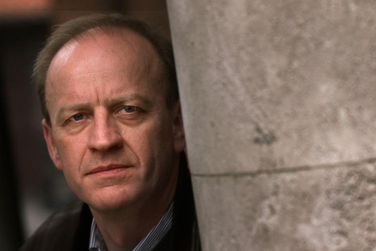 Kinesisk. Der er ikke meget gejl og blå blink i  'Når dragen løfter hovedet', men det er en solid fortælling, der er værd at læse. 