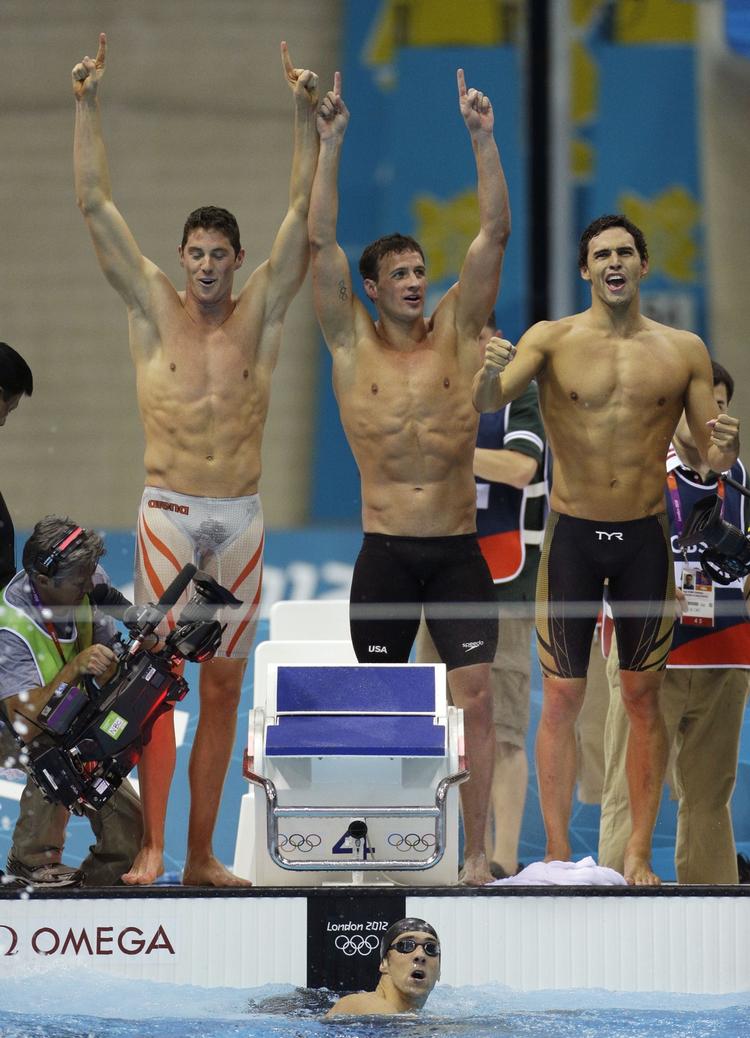 Fidt. Den amerikanske stjernesvømmer Ryan Lochte (i midten) har tilskrevet sin succes, at han har opgivet fedt og sukker. Så hvad i alverden laver McDonald's ved OL?, spørger Michael Jarlner. 