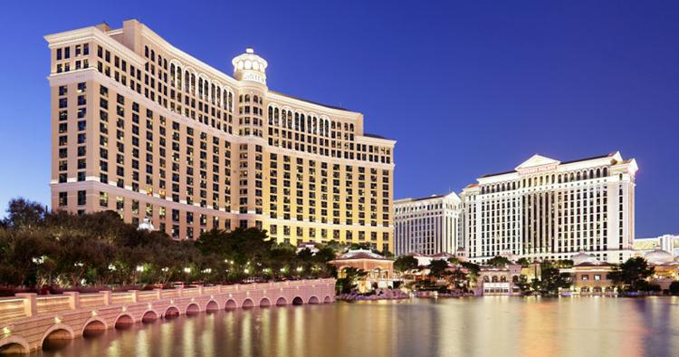 IKON. Luksushotellerne Bellagio og Caesar's Palace ligger begge på Las Vegas' berømte hovedgade The Strip. 